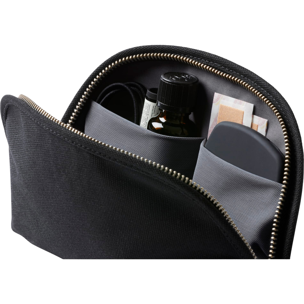 PDP - bellroyclassicpouch square #00000000 background