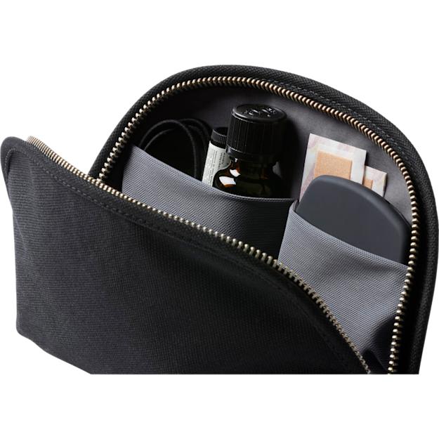 PDP - bellroyclassicpouch square #00000000 background