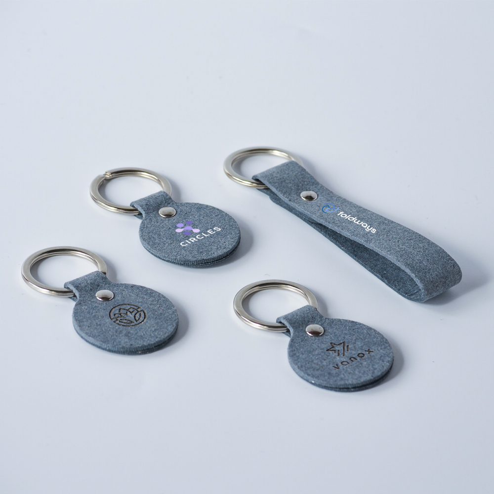 205. recycleddenimroundkeyring Photo
