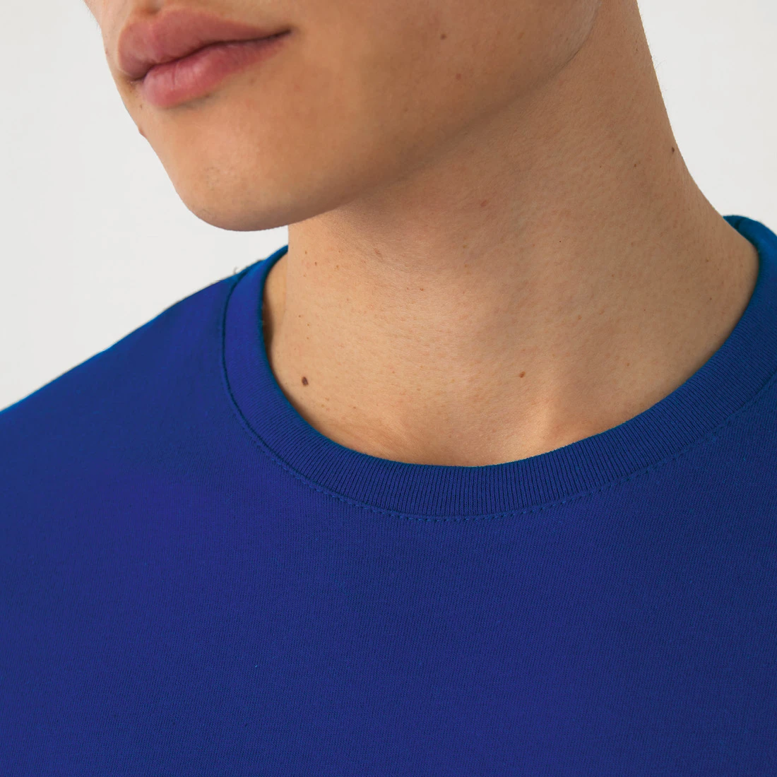 Close-up of royal blue B&C E190 t-shirt round collar detail