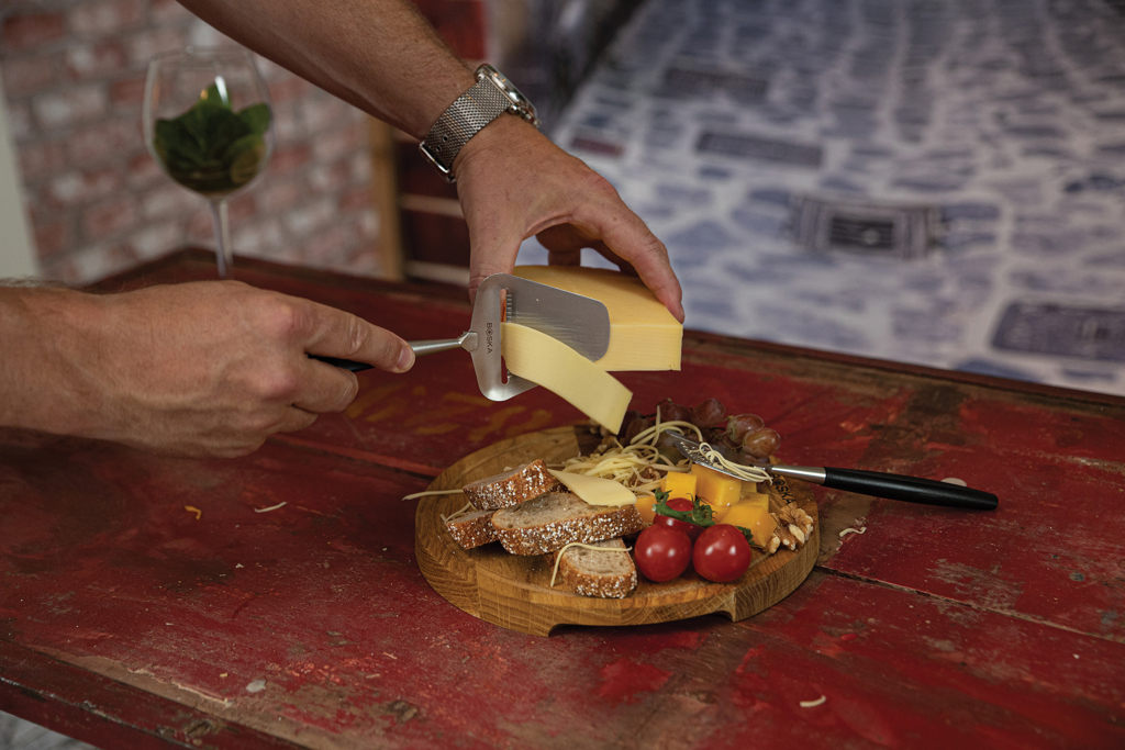 Tranche-fromage Milano avec manche en bois