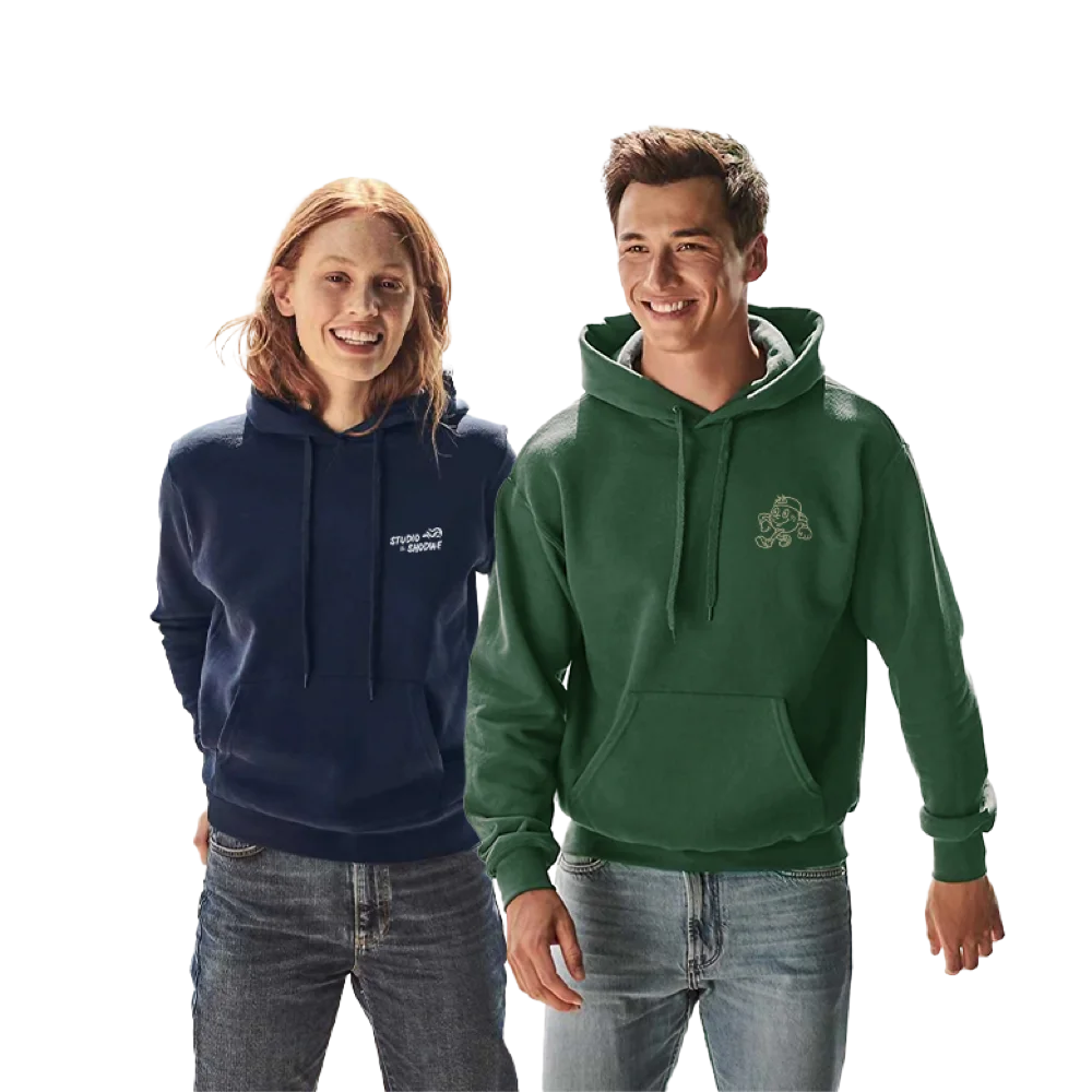 Due modelli indossano la felpa con cappuccio Classic in blu navy e verde