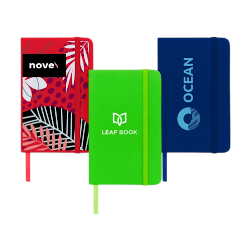 Drie Spectrum A6 hardcover notitieboeken in rood, groen en marineblauw met logo's