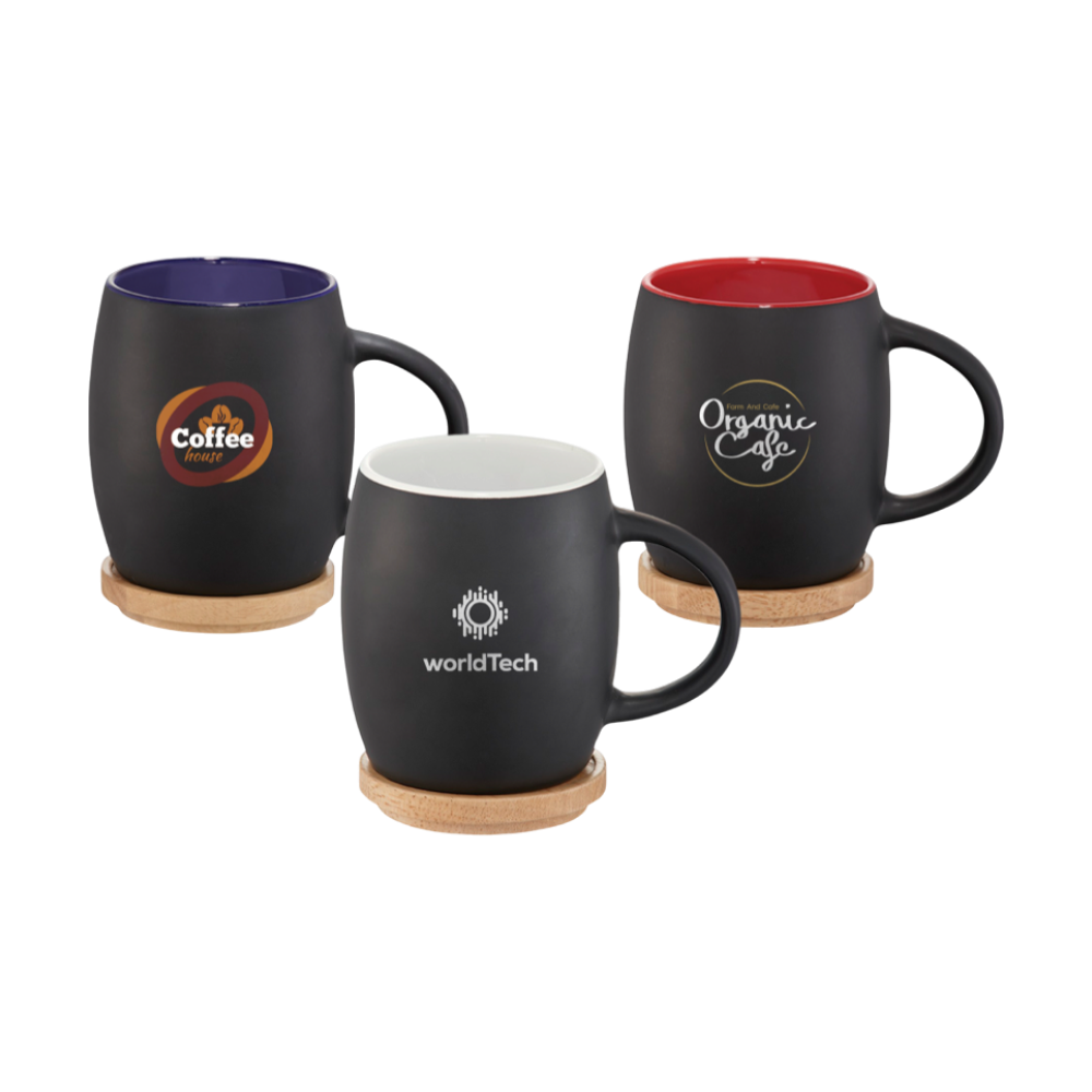 Keramiktasse mit Holzuntersetzer