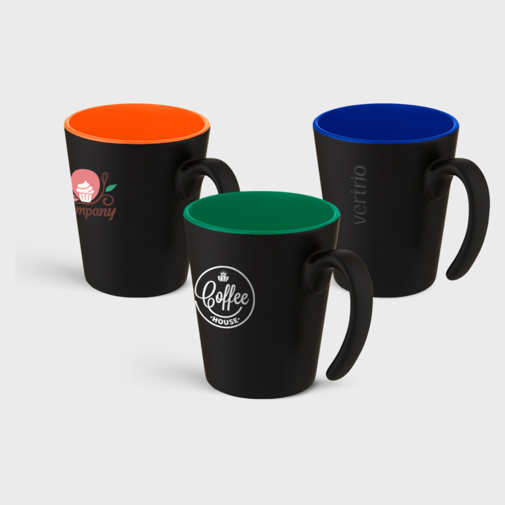 Tazza nera opaca con manico moderno e interno colorato
