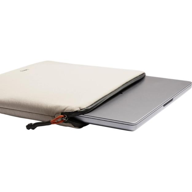 PDP - bellroyliterecycled16laptopsleeve square #00000000 background