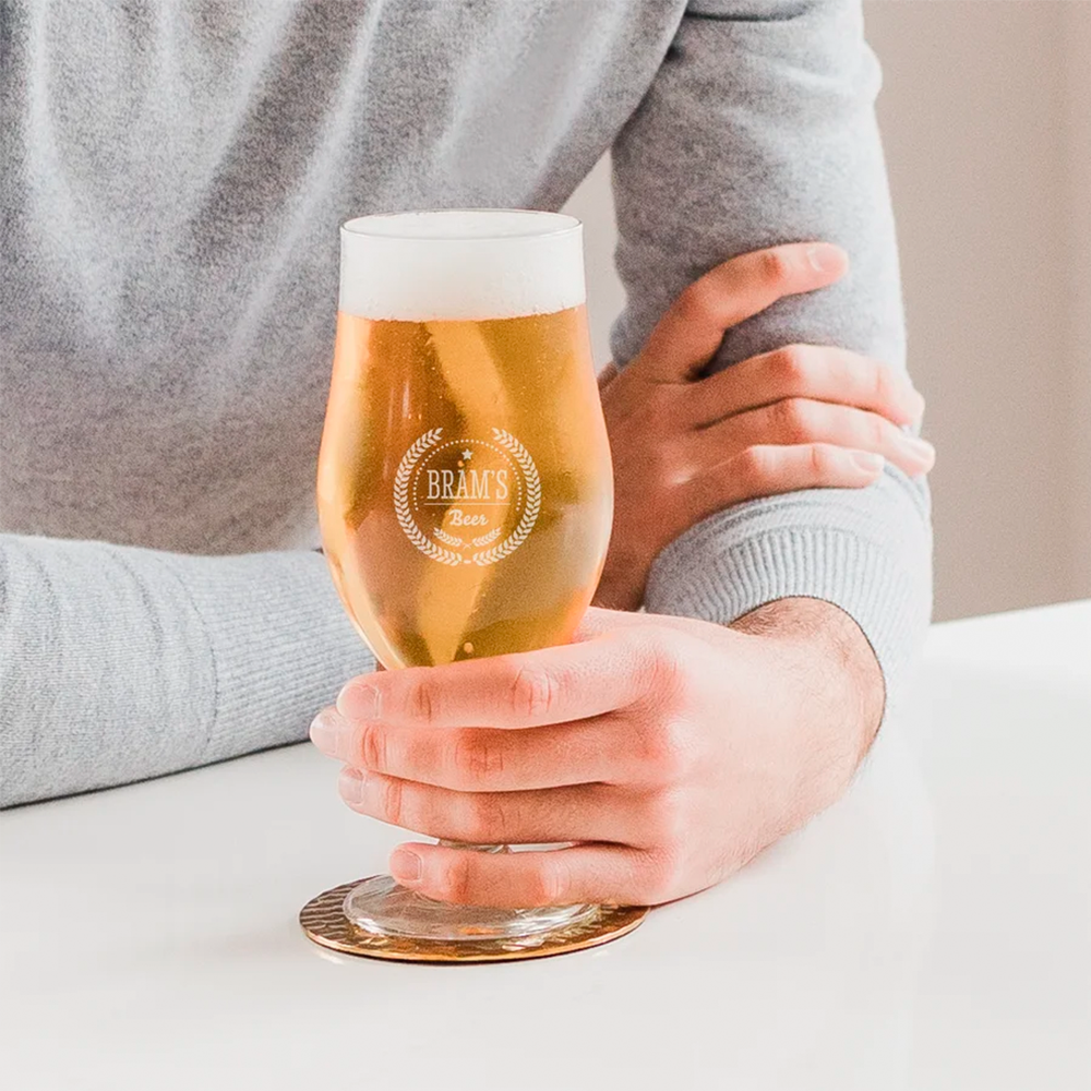 beerglassonfoot49cl setting1