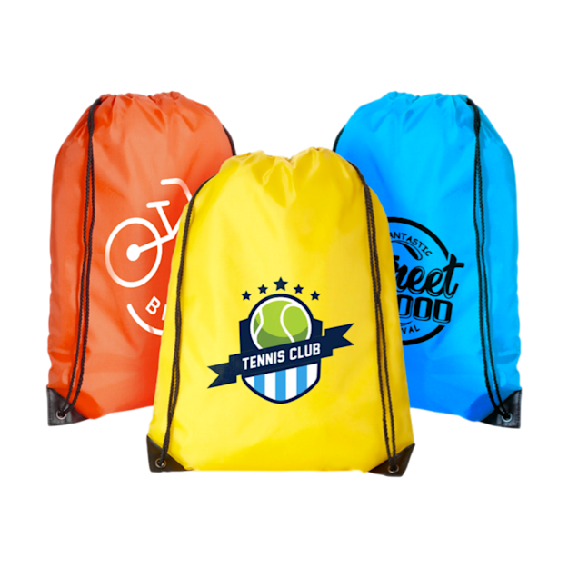 Drie bedrukte rugzakken met trekkoord in oranje, geel en blauw met logo's