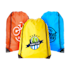 Drie bedrukte rugzakken met trekkoord in oranje, geel en blauw met logo's