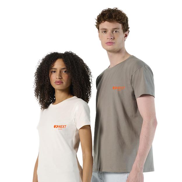 Twee modellen in witte en grijze katoenen T-shirts met oranje borstprint
