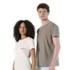 Twee modellen in witte en grijze katoenen T-shirts met oranje borstprint
