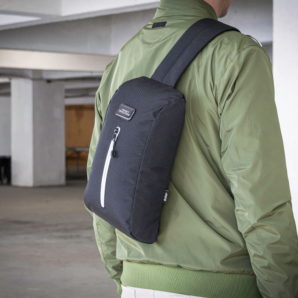 PDP - brandchargerslingbackpack square original background