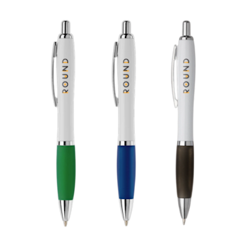 Trois stylos billes Nash deluxe blancs avec impression du logo ROUND et pointes chromées, grips vert, bleu et noir