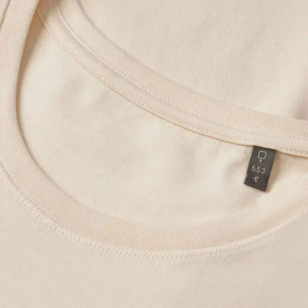 T-Shirt Organic Women - neck label macro