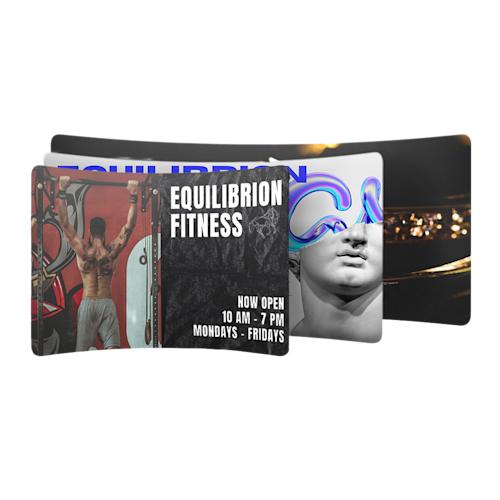 Drie gebogen zipperwall displays met voorbeeld merkprints