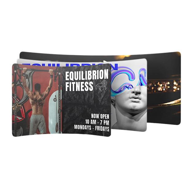 Drie gebogen zipperwall displays met voorbeeld merkprints