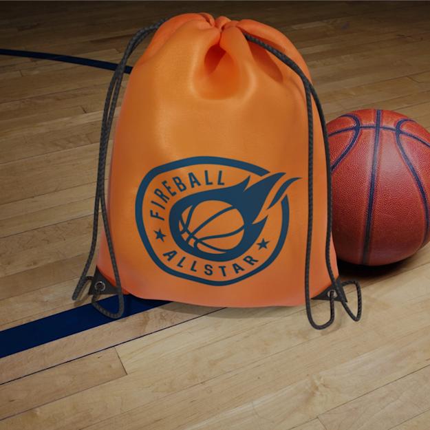 Oranje rugzak met trekkoord en basketbalteam-logo op een houten basketbalveld