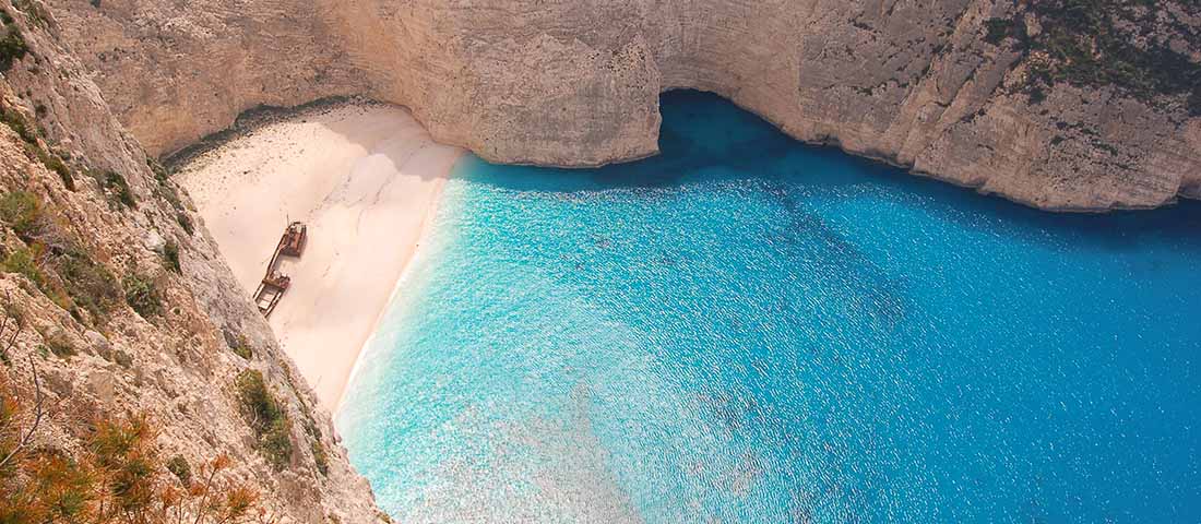 luftaufnahme-eines-leeren-strandes-und-der-kuste 1100x480