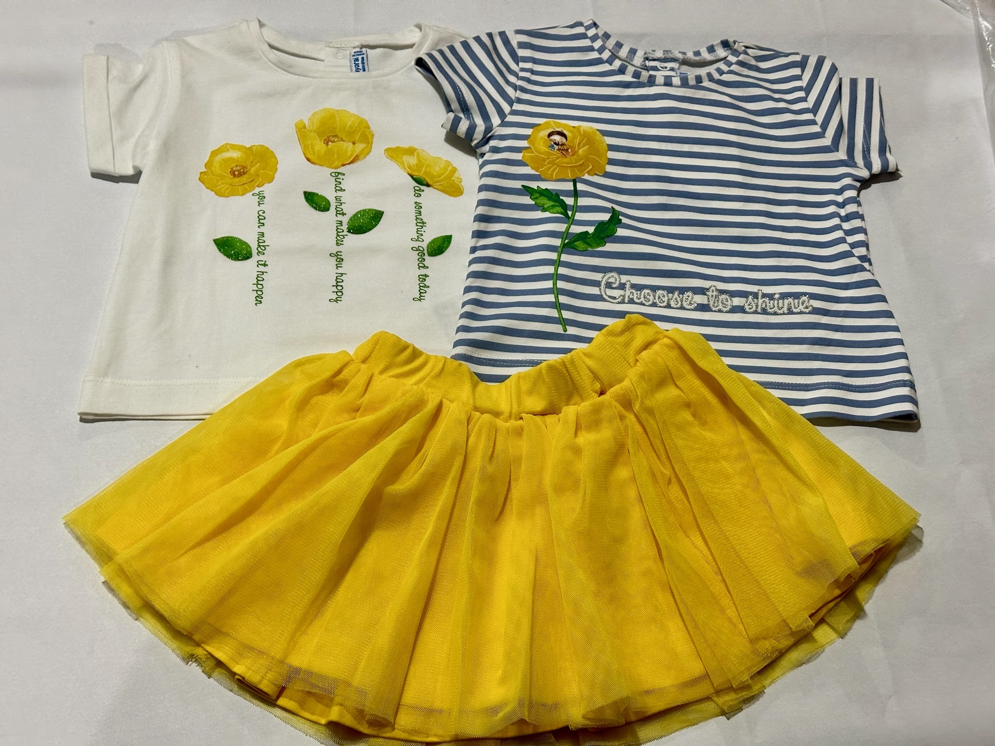 Conjunto falda con 2 blusas rayadas y flores