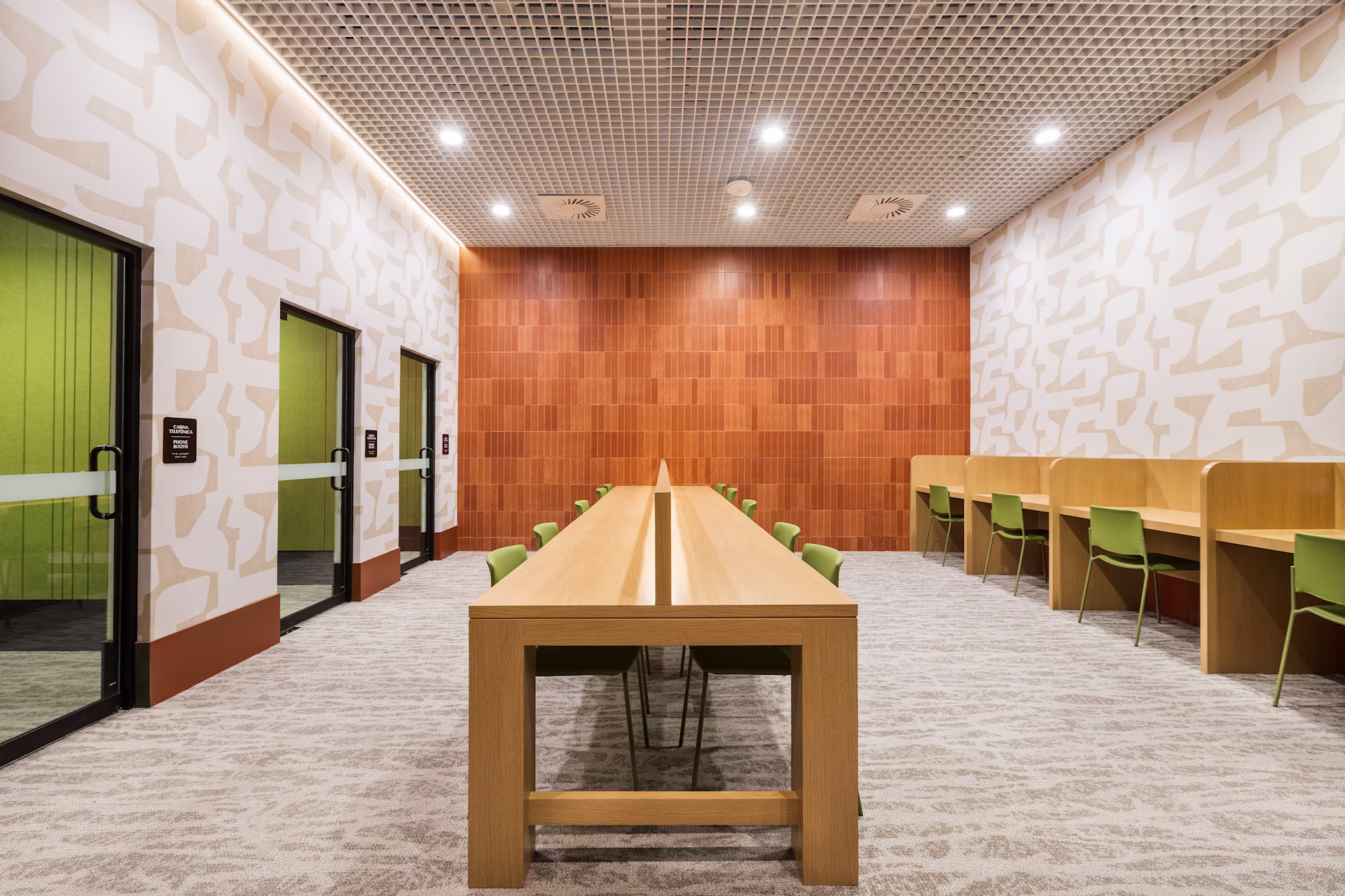 The conference rooms and seating area at Jorge Chávez International Airport