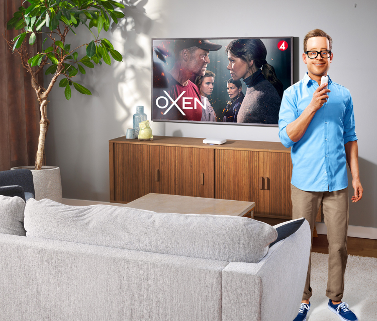 Boxer-Robert i blå skjorta bredvid TV som visar TV4-serien Oxen. 