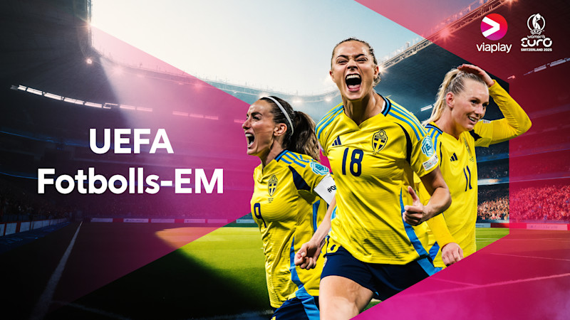 Tre svenska damlandslagsspelare i gula matchtröjor firar på en fullsatt arena. Texten UEFA Fotbolls-EM och logotyper för Viaplay och UEFA Women’s Euro 2025 syns i bild.