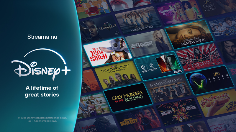 Disney+ gränssnitt med logotyp och diverse filmaffischer i ett rutnät. Text "Streama nu" och "A lifetime of great stories".