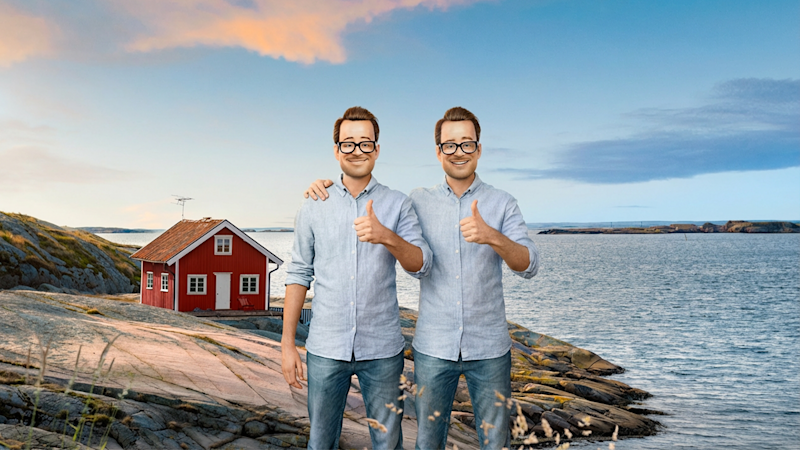Boxer-Robert med tvillingbror står framför en sommarstuga i skärgården. Båda gör tummen upp och har likadana kläder. 