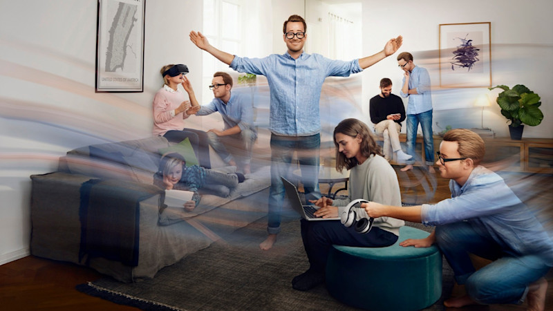 Boxer-Robert ger teknisk guide till flera personer i ett vardagsrum