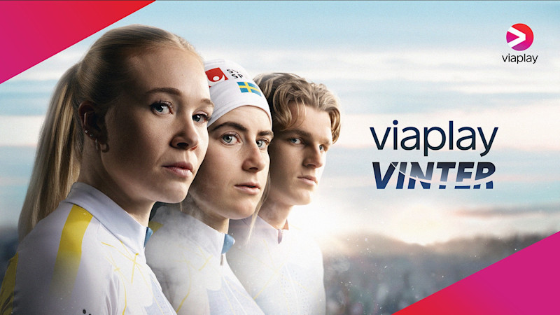 Tre unga idrottare i vita tävlingskläder med Viaplay Vinter-logotypen, en bär svensk mössa. Rosa ramar och Viaplay-logga.