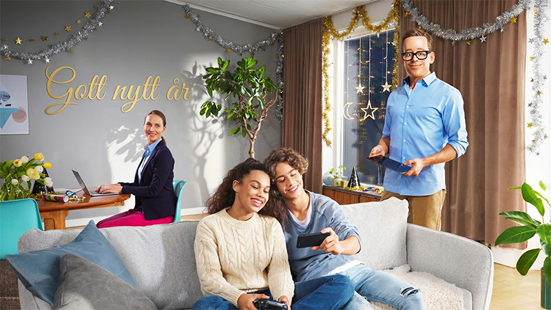 Familj i vardagsrum med nyårstema