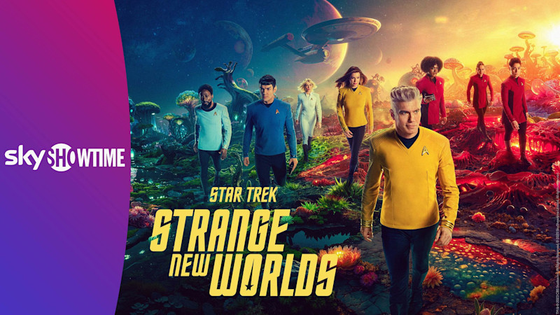 Besättningen från Star Trek: Strange New Worlds står på en färgglad främmande planet med rymdskeppet Enterprise i bakgrunden.