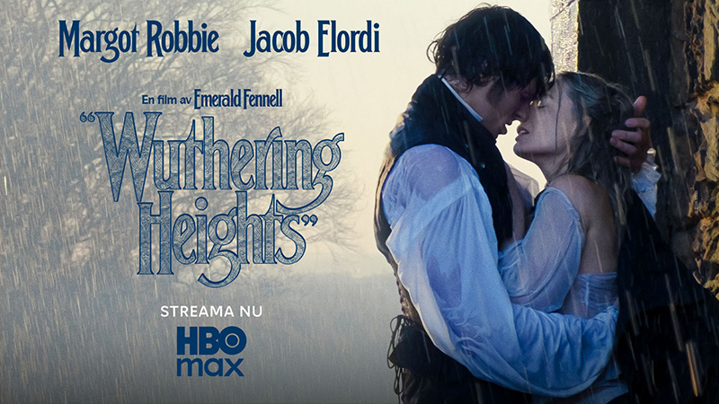 Filmaffisch för Wuthering Heights med Margot Robbie och Jacob Elordi i ett romantiskt omfamning i regnet. Streama nu på HBO Max.
