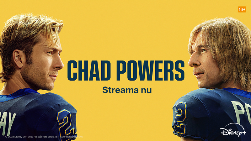 Två personer i blå sporttröjor med nummer 2 mot gul bakgrund. Text "CHAD POWERS Streama nu" och Disney+ logotyp.