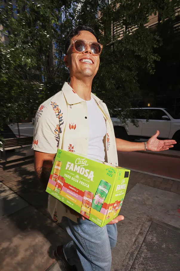 Person holding Casafamosa Packing