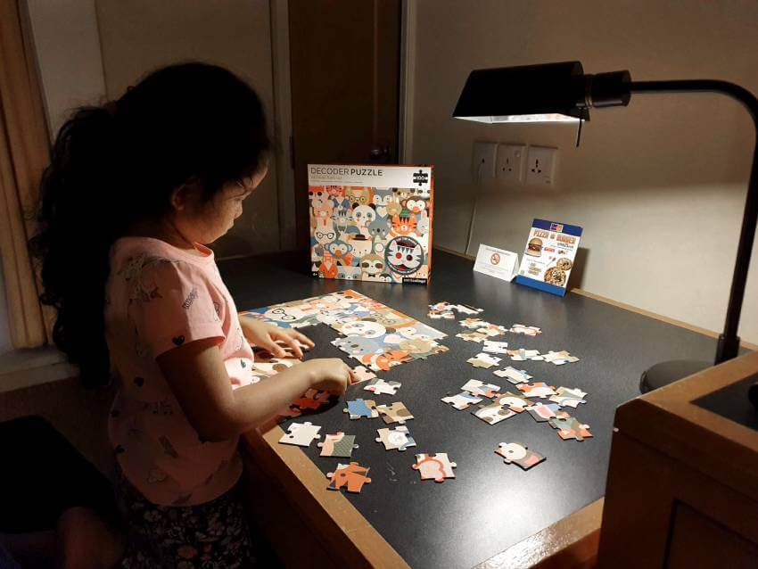 Mentoring a child to solve a jigsaw puzzle