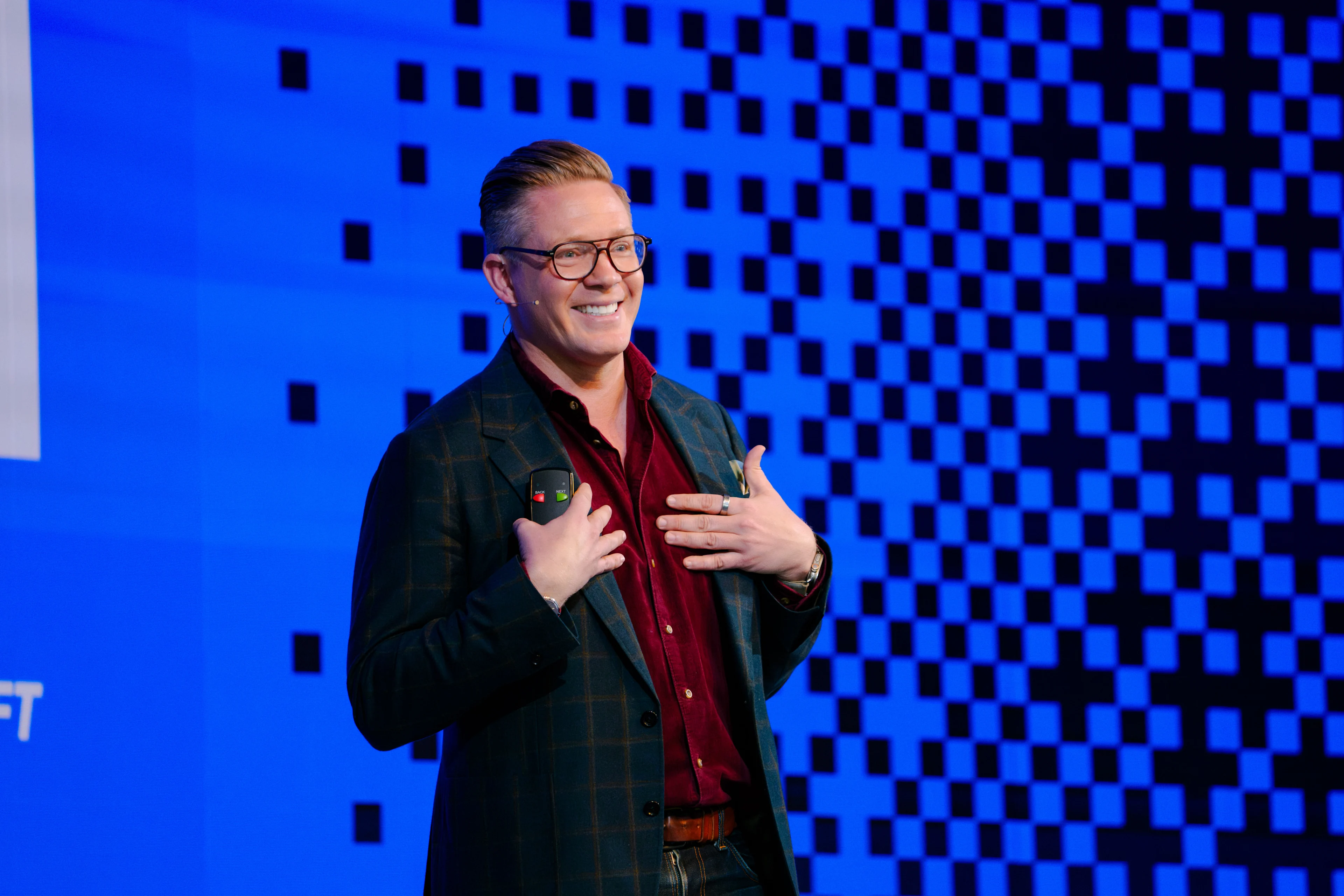 Anders Sörman-Nilsson inspires Commerce Live attendees with his vision of an AI-driven future.