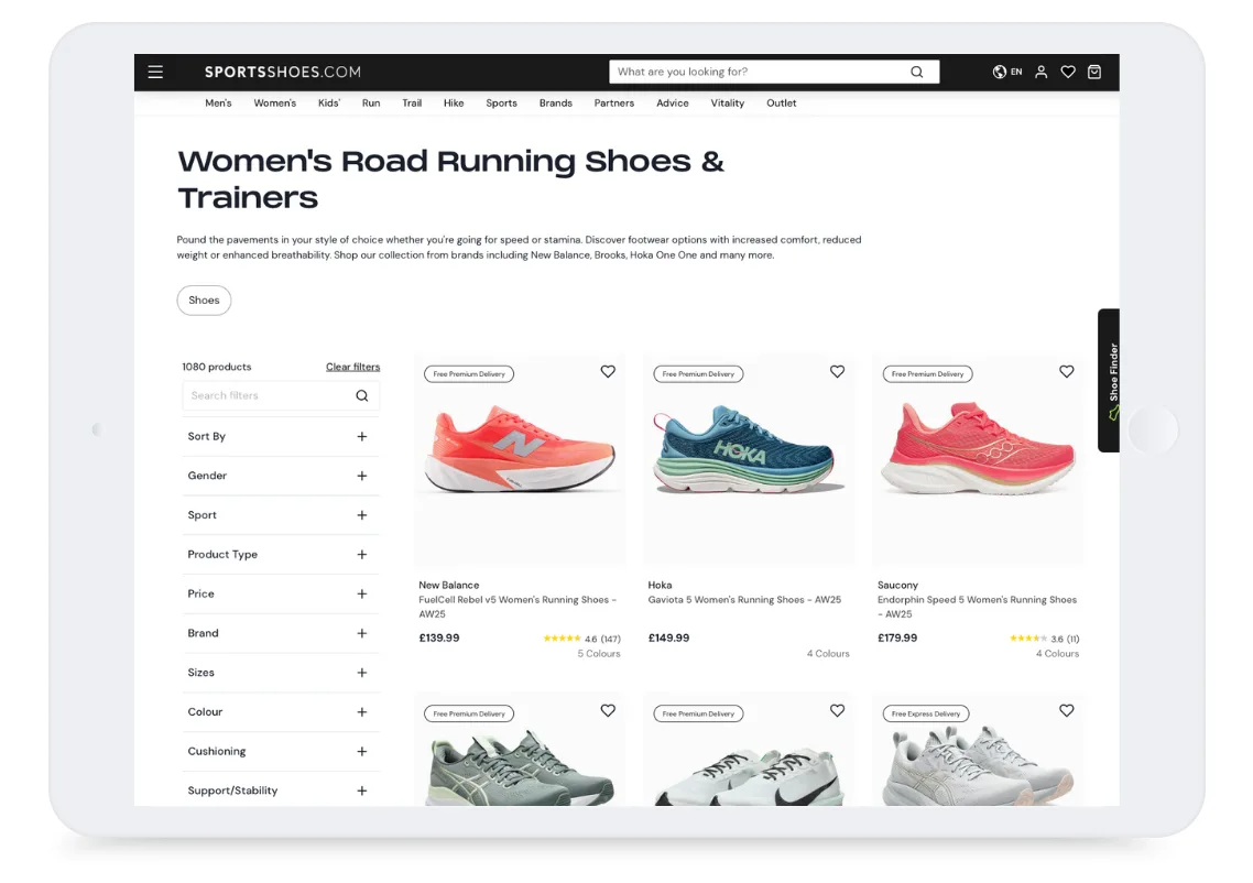 Tableta que muestra una página web de zapatillas de running para mujer, mostrando filtros e imágenes de coloridas zapatillas a la venta.