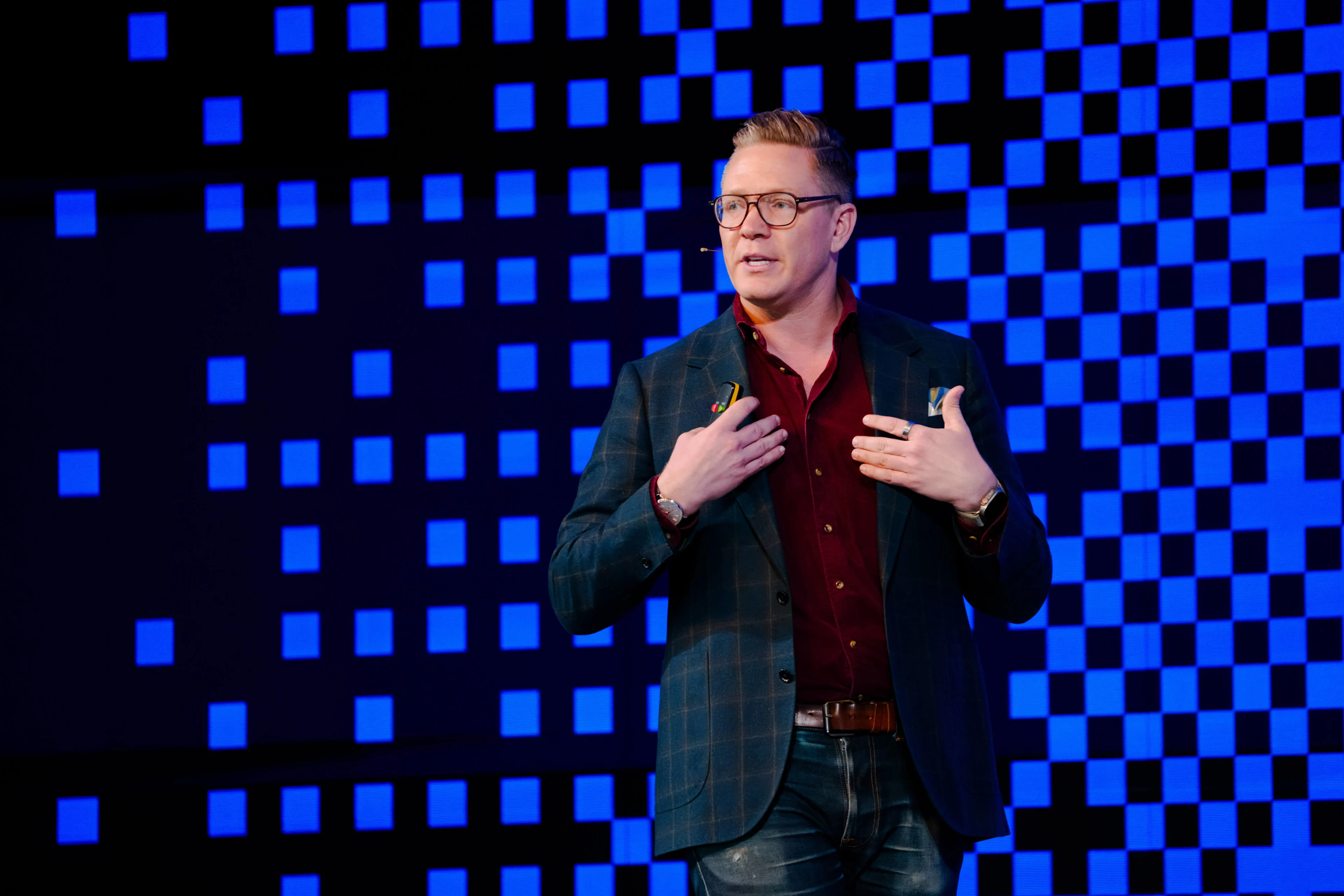 Futurist Anders Sörman-Nilsson on stage at a Commerce event.