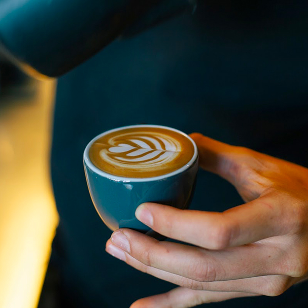 Qu-est ce qu'un barista ? Définition, formation et compétences