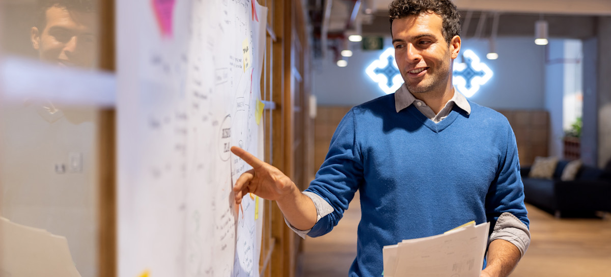 [Featured Image] A subject matter expert delivers an informative presentation to share their knowledge with learners.
