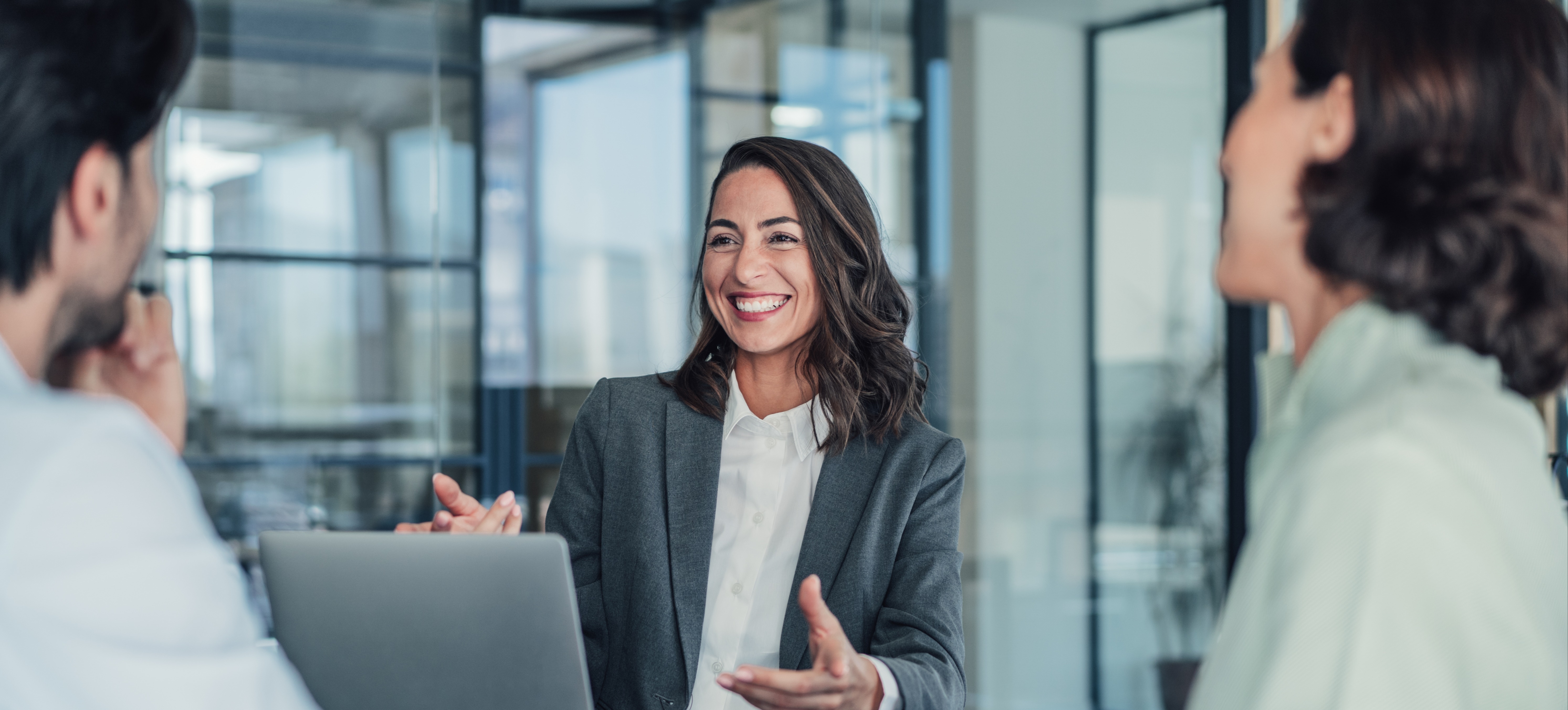 [Hauptbild] Nach dem Erwerb der QuickBooks-Zertifizierung ist eine Buchhalterin besser qualifiziert, ihrem Team bei Geschäftsbesprechungen zu helfen.