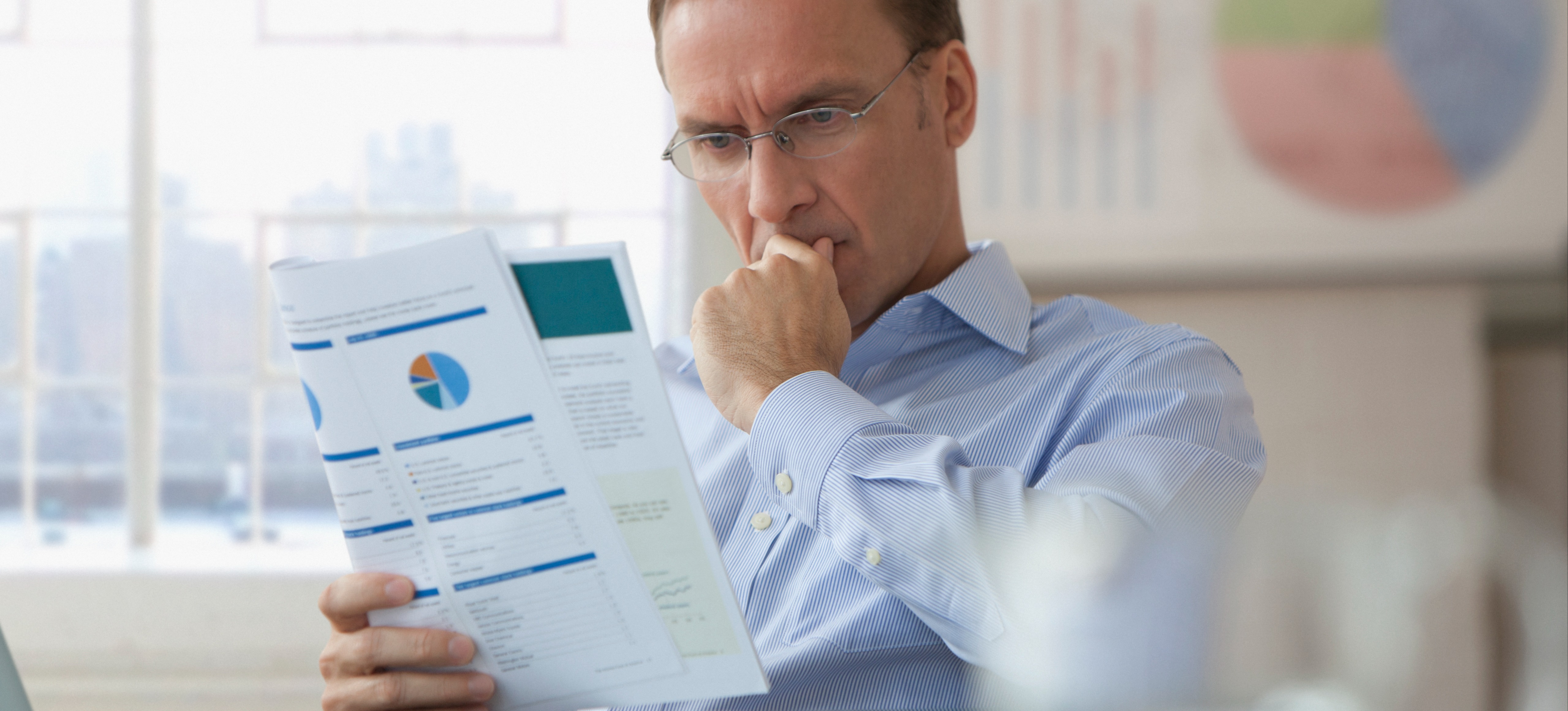 [Featured Image] A business professional is reviewing the accuracy of a report generated by AI.
