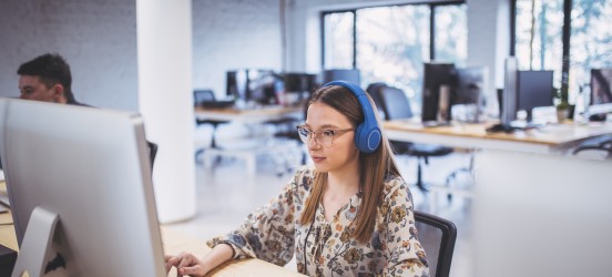 [Featured Image] A digital marketer works on e-commerce SEO at a desktop computer. 