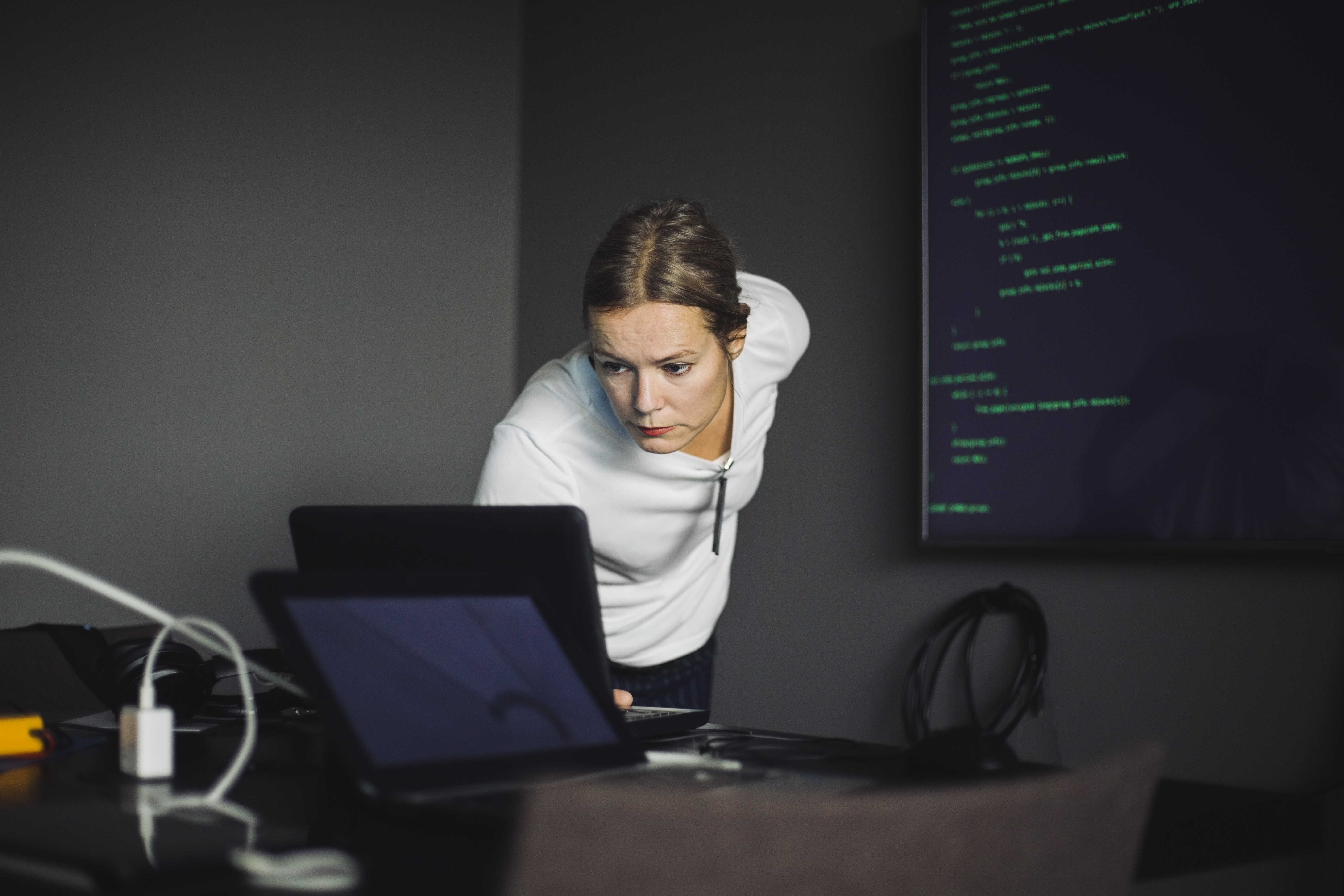 [Image en vedette] Une ingénieure en informatique teste son code pour détecter les cas limites.
