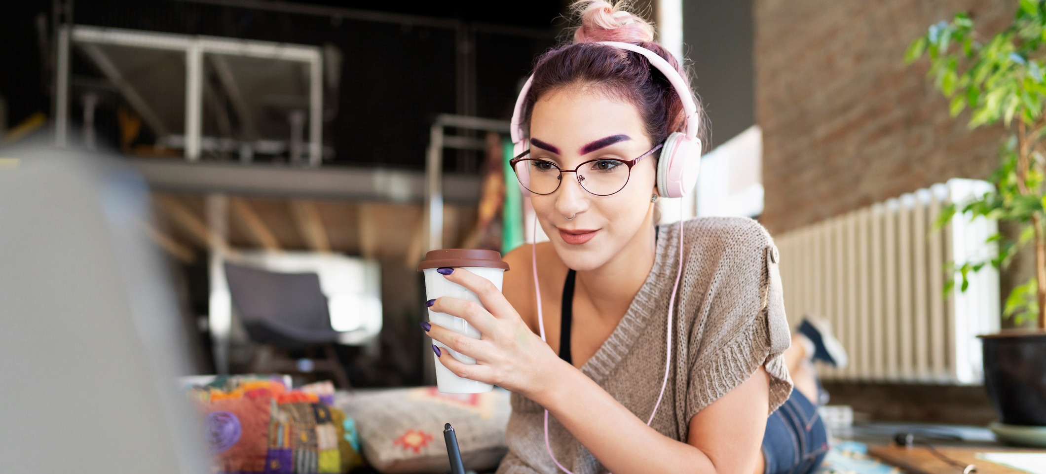 [Hauptbild] Ein Ingenieur für maschinelles Lernen sitzt an einem Desktop-Computer und arbeitet an seinen Fähigkeiten im Bereich maschinelles Lernen.
