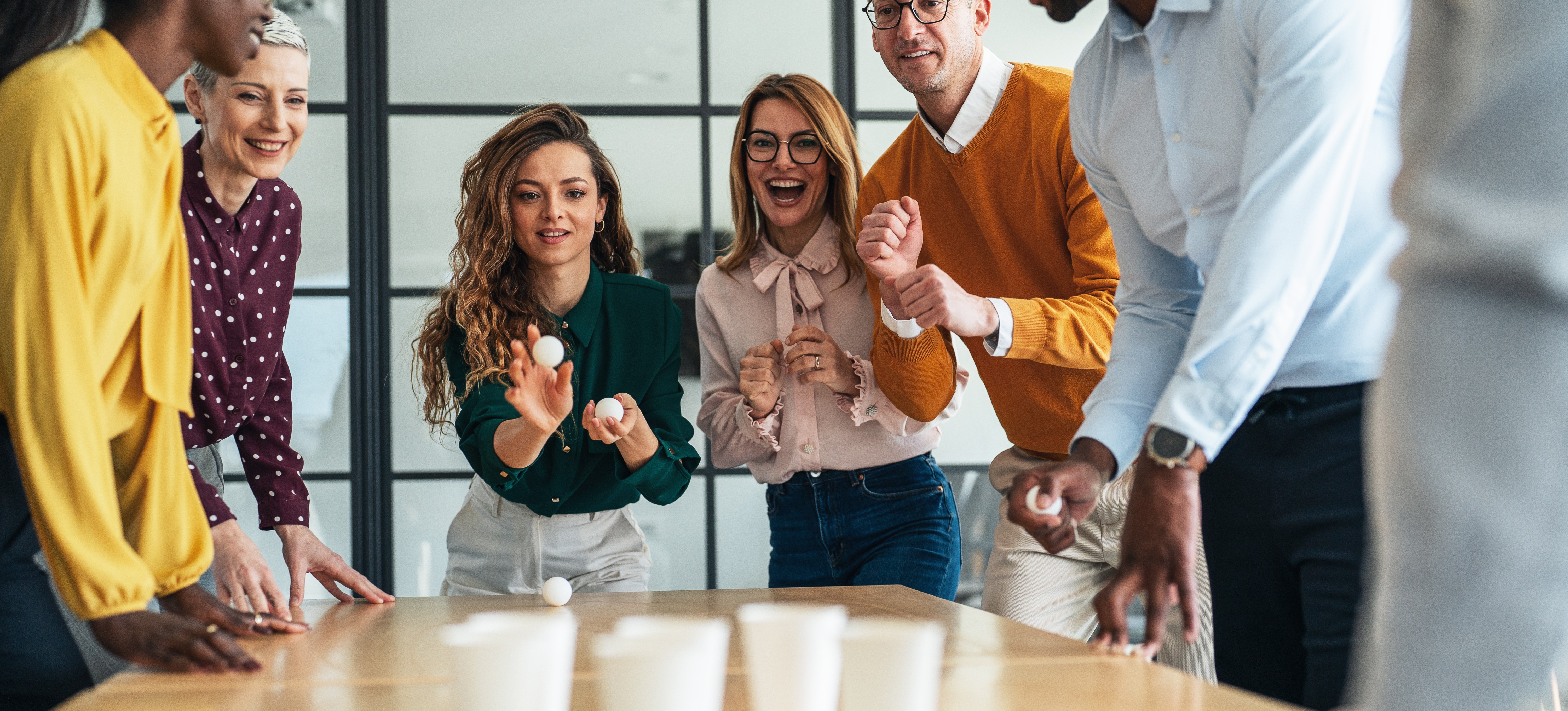 [Hauptbild] Ein aktives Team von Mitarbeitern nimmt im Rahmen der Mitarbeiterbindungsstrategien des Unternehmens an einer unterhaltsamen Aktivität am Arbeitsplatz teil.