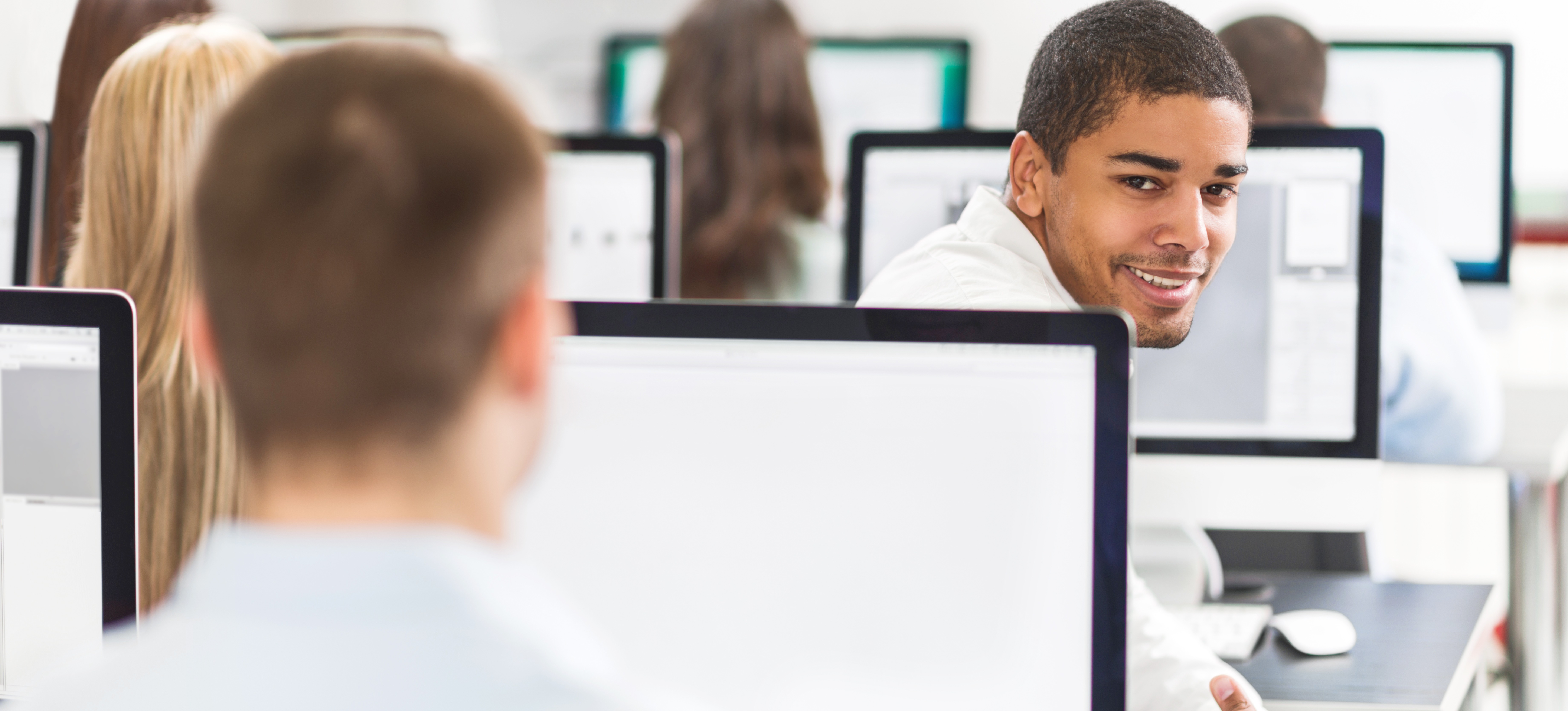 [Hauptbild] Schüler eines Informatikkurses besuchen eine Vorlesung zum Thema „Linux vs. Windows“, während sie die Vorteile und Einsatzmöglichkeiten verschiedener Betriebssysteme erkunden.