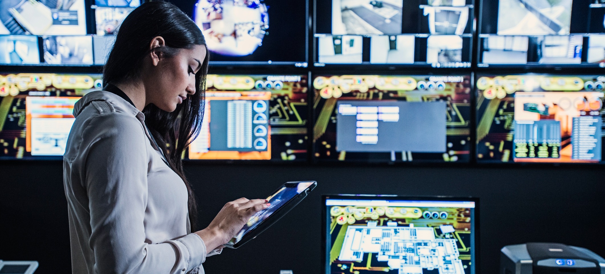 [Image en vedette] Un data scientist travaille sur un modèle de données sur une tablette.