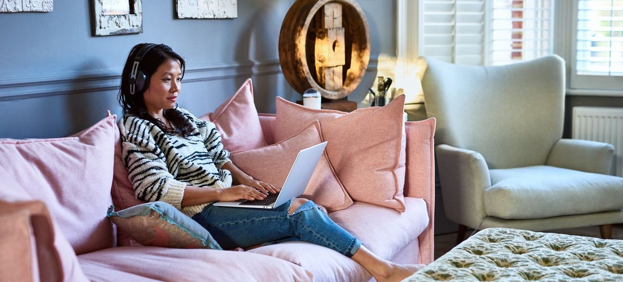  [Hauptbild] Ein Cybersicherheitsanalyst arbeitet von zu Hause aus und lernt etwas über öffentliche Schlüssel.
